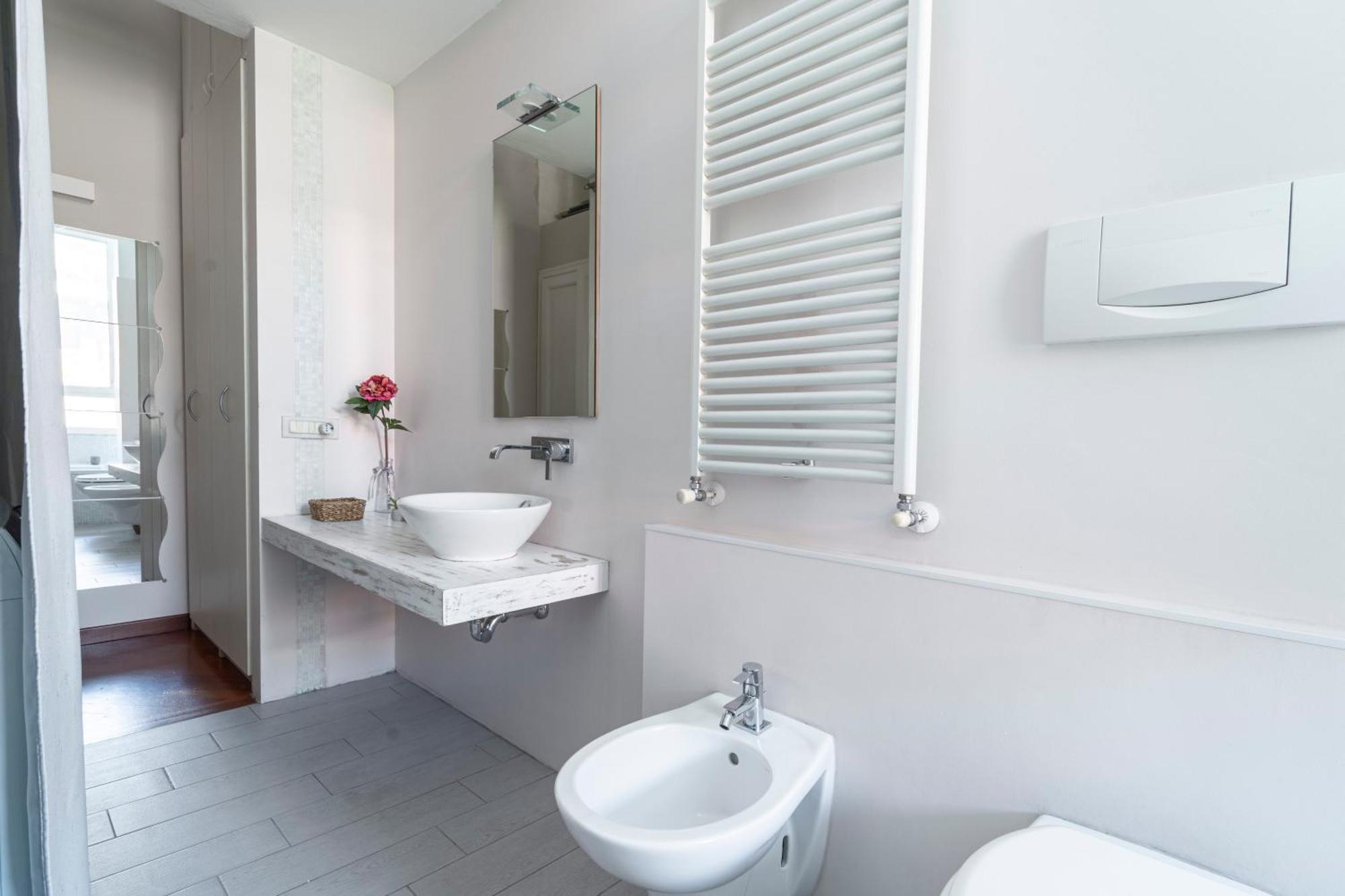 Roomy Flat With Garage - Porta Romana Apartment